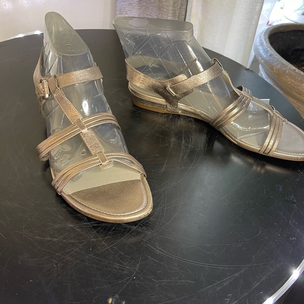 Some cute lil silver “ECO” flats. Couple straps. Open toe